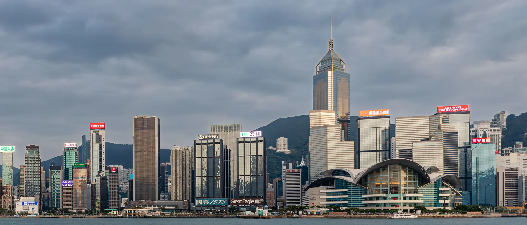 維多利亞港對岸的香港島天際線